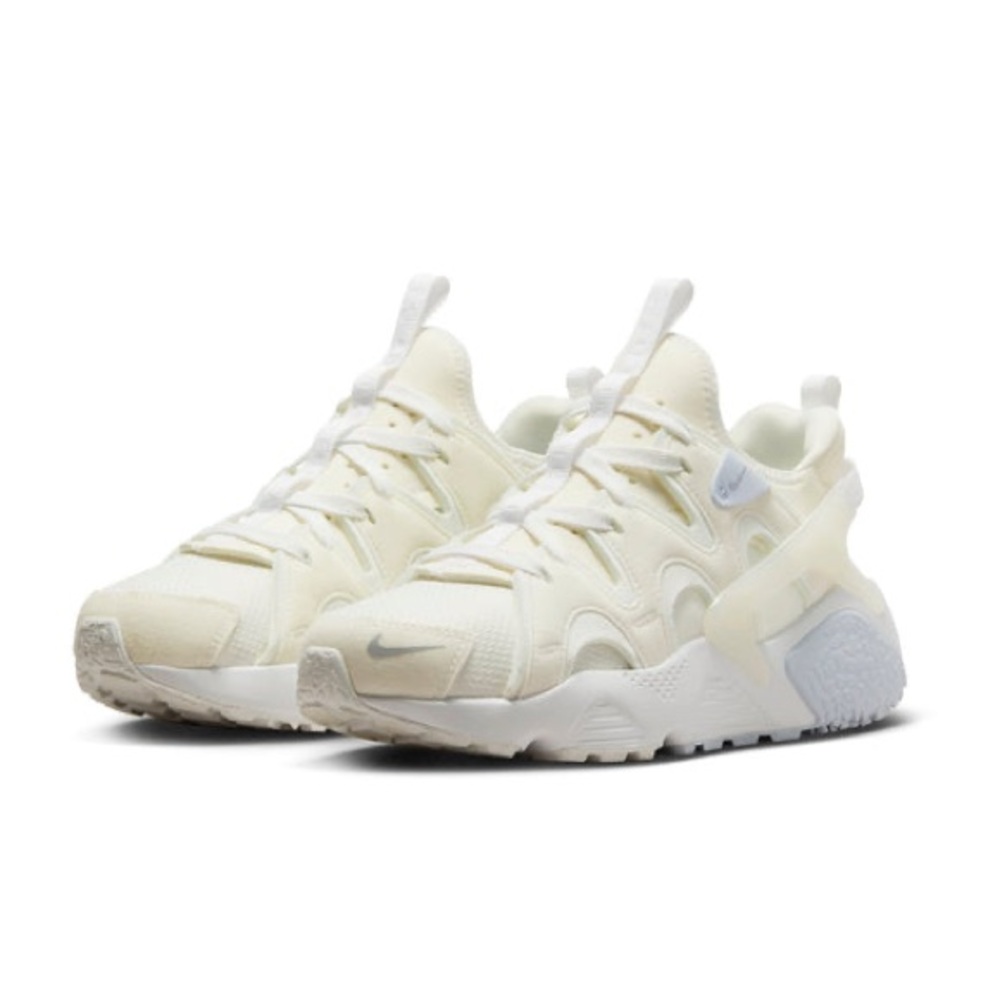 Nike Air Huarache Craft Women’s SZ
7.5 Summit White Wolf Grey